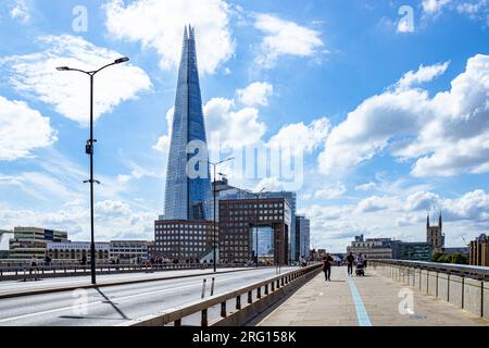Der Shard Wolkenkratzer von der anderen Seite der London Bridge, Großbritannien Stockfoto