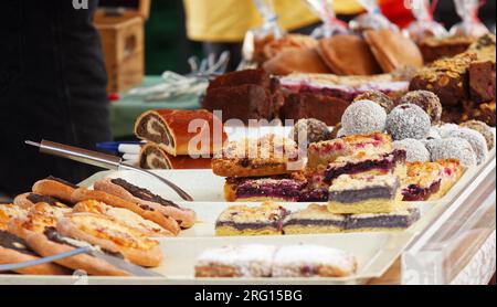 Bäckerei mit verschiedenen Gebäckstücken, Brownies, Kuchen und anderen Desserts auf dem Straßenmarkt in Prag. Stockfoto