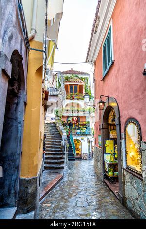Charmante Straße mit bunten Häusern in Positano an einem nassen, regnerischen Tag, Positano, Amalfiküste, Italien Stockfoto