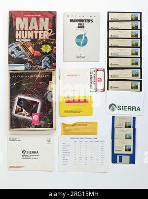 Man Hunter 2; 1989-Karton, Titelbild, offener Kartoninhalt in flacher Form, Computerdisketten, Schutzhülle, Broschüren. MS-DOS-Computerspiel. Stockfoto