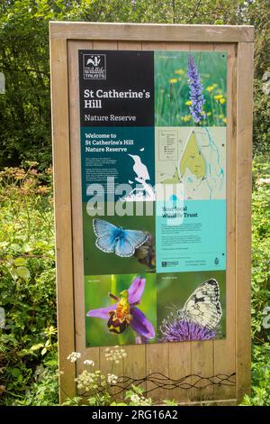 Informationstafel am Fuße des Naturschutzgebiets St Catherine's Hill in der Nähe von Winchester in Hampshire, England, Großbritannien Stockfoto