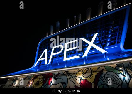Kopenhagen, Dänemark - 28. Juli 2023: Logo des beleuchteten Kreuzfahrtschiffes Celebrity Apex bei Nacht. Stockfoto