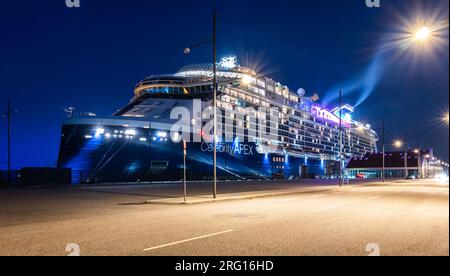 Kopenhagen, Dänemark - 28. Juli 2023: Celebrity Cruises Schiff Apex legt bei Nacht im Hafen von Kopenhagen, Dänemark an. Stockfoto