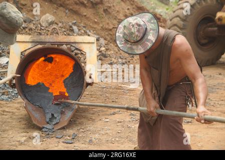 Arbeiter schmelzen Lava und Eisen zusammen. Stockfoto