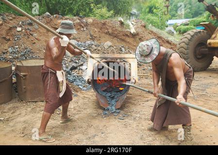 Arbeiter schmelzen Lava und Eisen zusammen. Stockfoto