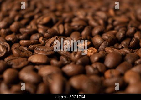 Strukturierter Hintergrund frisch gerösteter Kaffeebohnen Stockfoto