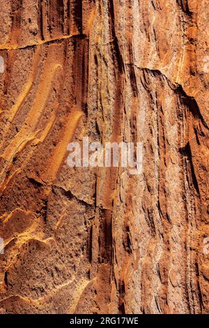 Raue Oberfläche in brauner Farbe mit Rissen und trockener, ungleichmäßiger Textur paria Canyon in den USA Stockfoto