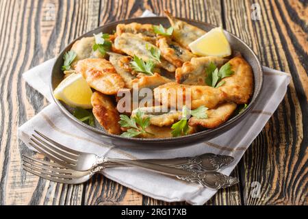 Meeresfrüchte, kleine Meeresfische, Sardellen, Sardinen, frittiertes Essen auf dem Tisch. Horizontal Stockfoto