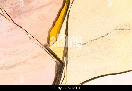 Makrofotografie einer Scheibe polierten Mookaite-Jaspers aus der Mooka Creek-Gegend von Westaustralien Stockfoto