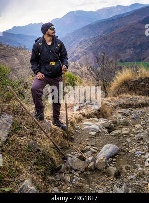 Oktober 14. 2022 Uttarakhand, Indien. Wanderung in den Shivalik Hügeln des Himalaya mit Rucksack und Wanderstock. Entdecken Sie beeindruckende Rohmedien von Stockfoto