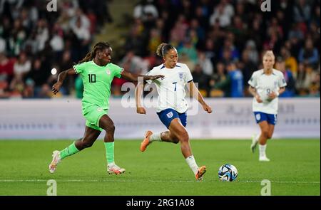 Christy Ucheibe aus Nigeria und Lauren James aus England (rechts) kämpfen während der FIFA Women's World Cup, Runde 16 im Brisbane Stadium, Australien, um den Ball. Foto: Montag, 7. August 2023. Stockfoto