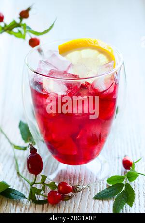 Ein Glas kalten, hippen Rosentee Stockfoto