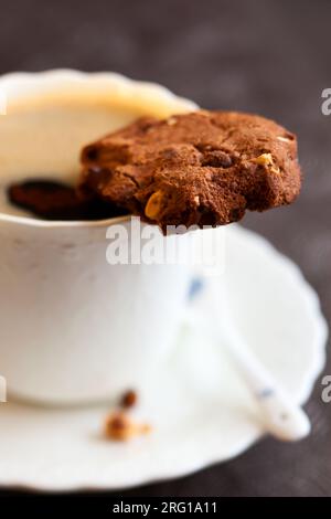 Schokolade und Haselnusskekse mit Kaffee Stockfoto