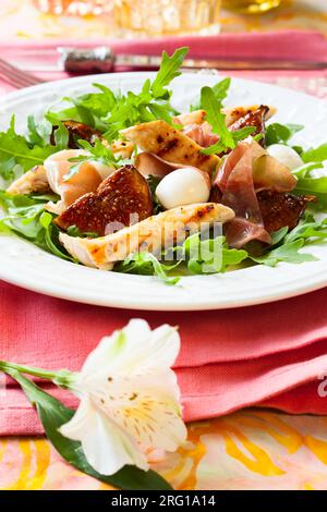 Geflügelsalat mit gewürzten Feigen und Mozzarella Stockfoto