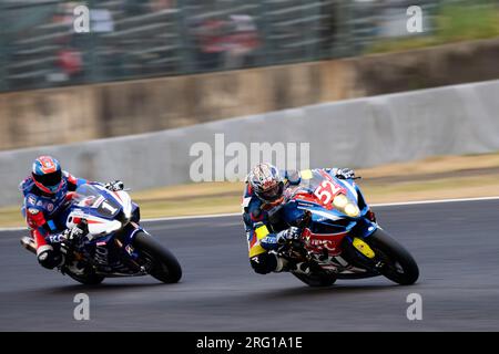 Suzuka, Japan, 6. August 2023. Katsuto Sano aus Japan im Team TERAMOTO@J-TRIP Racing Suzuki GSX-R1000R Kategorie NSTK, gefolgt von Tarran Mackenzie aus Großbritannien im Team F.C.C. TSR Honda Frankreich Honda CBR1000RR-R Fireblade SP Kategorie EWC während des 44. Coca-Cola Suzuka 8hr Endurance Race 2023, Suzuka, Japan. Kredit: Ivica Glavas/Speed Media/Alamy Live News Stockfoto