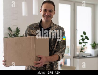 Ukrainischer Soldat mit einer Box Stockfoto