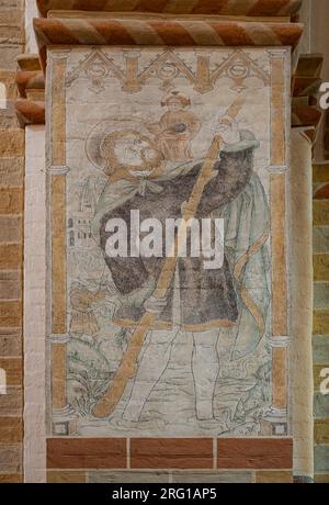 christopher trägt das christchild auf seiner Schulter, ein mittelalterliches Fresko in der Abteikirche Sorø, Dänemark, 29. Juli 2023 Stockfoto