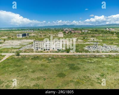 Drohnenblick an einem sonnigen Sommertag auf die Überreste von Gebäuden, die durch das Erdbeben am 7. Dezember 1988 in der Stadt Gyumri in Armenien zerstört wurden Stockfoto