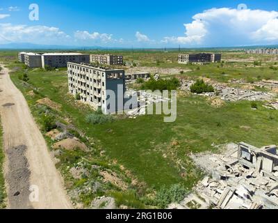 Drohnenansicht der Überreste von Gebäuden, die durch das Erdbeben am 7. Dezember 1988 in der Stadt Gyumri in Armenien zerstört wurden Stockfoto