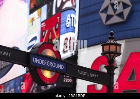 London, Großbritannien - 7. August 2023 - Eintritt zur Londoner U-Bahnstation am Piccadilly Circus Stockfoto