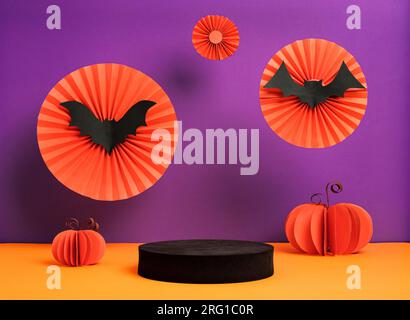 Produktausstellung halloween Dekor Party Holiday Studio eingerichtet in Orange und Violett Hintergrund mit Fledermaus, Kürbis, Spinnennetz Stockfoto