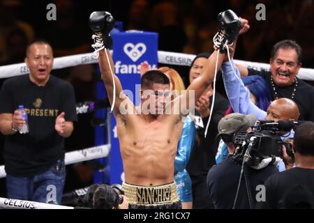 Dallas, Usa. 05. Aug. 2023. DALLAS, TEXAS - AUGUST 5: Alan Sanchez wird am 5. August 2023 im American Airlines Center in Dallas, Texas, zum Gewinner seines Kampfes gegen Angel Beltran Villa erklärt. (Foto: Alejandro Salazar/PxImages/Sipa USA) Guthaben: SIPA USA/Alamy Live News Stockfoto