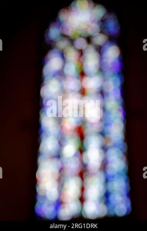 Unscharfes Bild aus einem Buntglasfenster in der Kirche, von innen gesehen, Moesel, Deutschland.