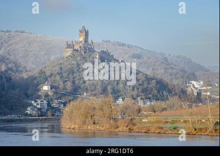 Schloss Cochem oder Reichsburg Cochem mit dem Fluss Moesel im Winter, Cochem, Deutschland. Stockfoto