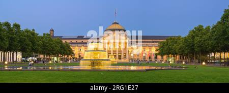 Blick auf das Wiesbaden Kurhaus und das Kasino in der Dämmerung Stockfoto