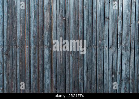 Alte rustikale Kiefernholzwand mit schwarzem Hintergrund, Textur der Cottage Fassade Stockfoto