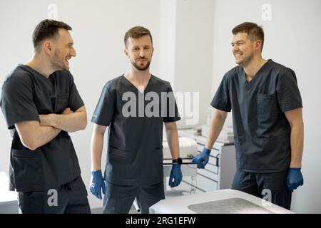 Chirurgen reden in der Arztpraxis Stockfoto