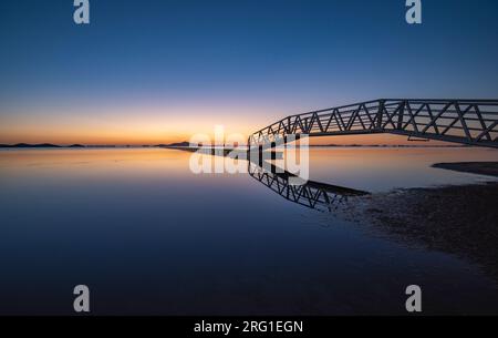 Eisenbrücke und Holzsteg über Mar Menor, Cartagena, Spanien, bei Sonnenaufgang Stockfoto