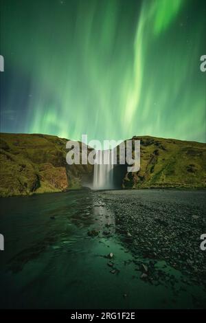 Nordlichter über dem Skogafoss Wasserfall Stockfoto