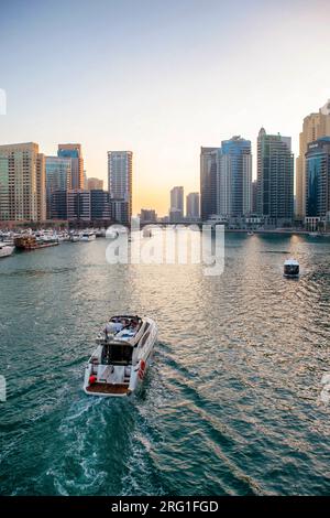 Boote fahren durch die Dubai Marina in den Vereinigten Arabischen Emiraten Stockfoto