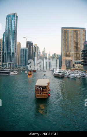 Boote fahren durch die Dubai Marina in den Vereinigten Arabischen Emiraten Stockfoto