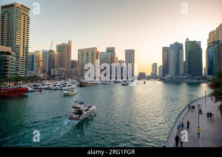 Boote fahren durch die Dubai Marina in den Vereinigten Arabischen Emiraten Stockfoto