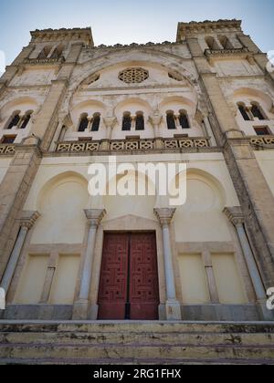 Blick auf die Vorderseite der Kathedrale von Saint Louis in Karthago, Tunesien, Afrika Stockfoto