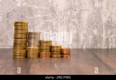 Treppen mit Goldmünzen Treppe Erfolg weißer Hintergrund. Stockfoto