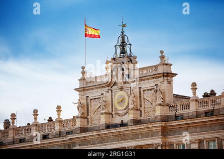 Spanische Nationalflagge auf dem Königspalast von Madrid – Nahbild Stockfoto