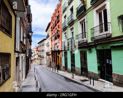 Typische Straße in der Altstadt von Madrid mit bunten Häusern Stockfoto