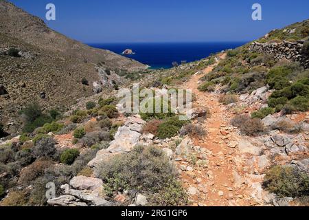 Fußweg vom Mikro Horio zu Lethra Strand, Tilos, Dodecanese Inseln, südliche Ägäis, Griechenland. Stockfoto