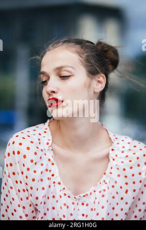 Nahaufnahme einer jungen Frau mit rotem Lippenstift Stockfoto