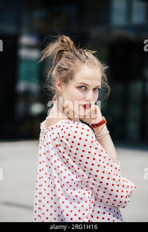 Porträt einer jungen, schönen Frau mit rotem Lippenstift Stockfoto