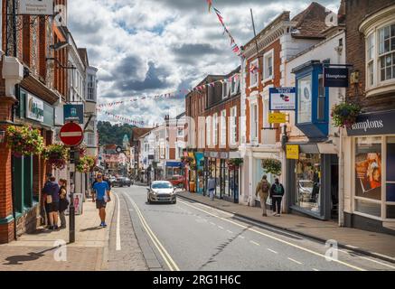 Blick nach Westen auf den Hügel der High Street in Winchester, Hampshire, Großbritannien. Winchester war eine alte Hauptstadt Englands unter dem angelsächsischen Stockfoto