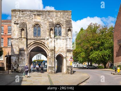 Das historische mittelalterliche befestigte Westgate beherbergt ein Museum auf der Spitze der High Street in Winchester, Hampshire, Großbritannien. Das Westgate war es Stockfoto