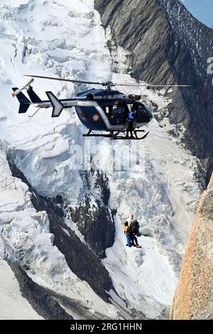 Pic du Midi, Mont Blanc, Chamonix, Frankreich - Juli 31 2023: Kletterer wird per Hubschrauber von PGHM Gendarmerie angeflogen Stockfoto