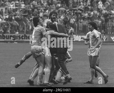 ARCHIVFOTO: Wolfgang FUNKEL wird am 10. August 2023 65 Jahre alt, Bundesliga-Fußball Bayer Uerdingen - VfB Stuttgart 3: 2 am 22. September 1984, Torjubilation der Uerdinger Spieler (von links) Wolfgang FUNKEL, Friedhelm FUNKEL und Peter LOONTIENS, Jubilation Traube, SW -Shot, Landschaft. ?SVEN SIMON#Prinzess-Luise-Str.41#45479 M uelheim/R uhr #Tel. 0208/9413250 Fax:0208/9413260 Konto 1428150 Commerzbank E ssen BLZ 36040039 www.photopool.de. Stockfoto