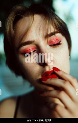 Nahaufnahme einer Frau mit roten Lippen Stockfoto
