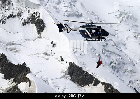 PIC du Midi, Mont Blanc, Chamonix, Frankreich - Juli 31 2023: Bergsteiger werden von der PGHM Gendarmerie aus mit einem Hubschrauber unter schwierigen Bedingungen abgehoben Stockfoto