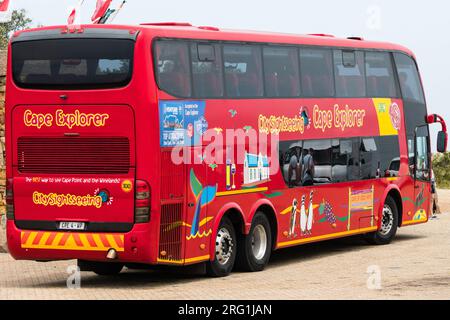 Cape Explorer Red Hop-on-Hop-off-Sightseeing-Bus für Touristen, parkt am Cape Point oder Kap der Guten Hoffnung in Westkap, Südafrika Stockfoto